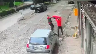 Samsun'da Vatandaşlar Yüksekten Düşen Kediyi Mont Açarak Kurtardı