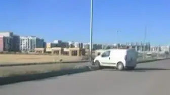 Diyarbakır'da kontrolden çıkan hafif ticari araç refüje çıktı
