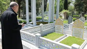 Cumhurbaşkanı Erdoğan, anne ve babasının kabrini ziyaret etti