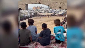 Gazze'de çadırların arasında futbol maçı