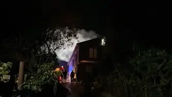 Düzce'de 2 katlı ahşap evde çıkan yangın itfaiye ekiplerince söndürüldü