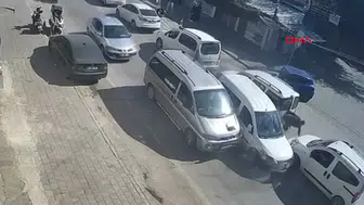 Adana'da Trafikte Dehşet: Önünü Kestiği Aracı Gasbetti