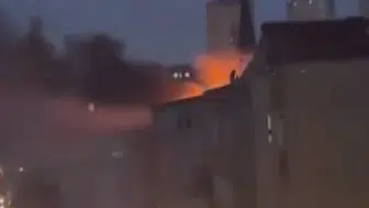 Küçükçekmece'de Bir Binanın Çatısında Yangın Çıktı