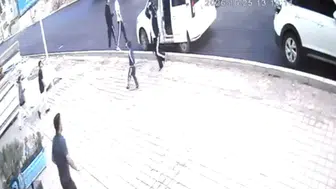 Mardin'de otomobil park halindeki araca ve çocuğa çarptı: Kaza kamerada
