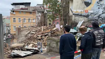 İstanbul Beyoğlu'nda Beş Katlı Metruk Bina Çöktü