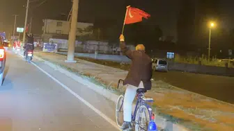 Iğdır'da Yaşlı Vatandaştan Cumhuriyet Konvoyuna Bisikletli Destek