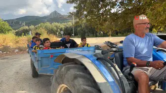 71 Yaşındaki Emekli Sporcu Traktörüyle Minikleri Antrenmana Taşıyor