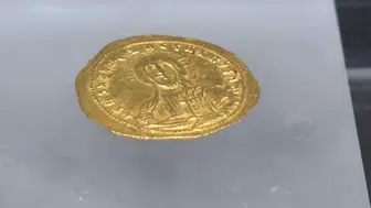 İzmir'de denizden Doğu Roma dönemine ait altın sikke çıktı