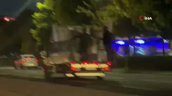Diyarbakır'da Tehlikeli Yolculuk: Kamyonetteki Eşyaları Tutmak İçin Canlarını Hiçe Saydılar