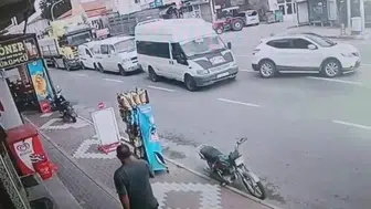 Nevşehir'de 4 aracın karıştığı zincirleme kaza kamerada