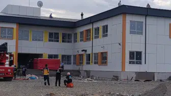 Gaziantep'te okul çatısında işçi eylemi : 4 işçi ücretlerini alamadıklarını iddia etti