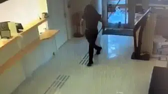 Bankanın Camını Kaldırım Taşıyla Kırdı Ama Eli Boş Döndü
