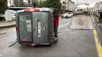 Sivas'ta Hafif Ticari Araç Ağaca Çarptı: 4 Yaralı