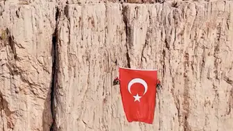 Hakkari'de 2 Bin 388 Metrede Ay-Yıldızlı Gurur