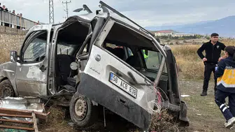 Sivas'ta bariyerleri aşan araç şarampole uçtu: 3'ü ağır 5 yaralı