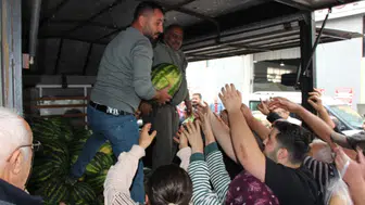Pazarcı sezonun son ürünlerini hayrına dağıttı: 10 ton karpuz 5 dakikada tükendi