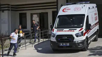 Antalya Gazipaşa'da iş makinesine sıkışan 15 yaşındaki çocuk ağır yaralandı