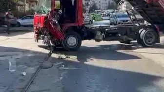 Ankara Mamak'ta Kontrolden Çıkan Kamyonet Elektrik Direğine Çarptı