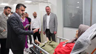 Şahin Biba, Akhisar'daki kazada yaralananları hastanede ziyaret etti