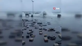 Bursa Mudanya'da Şiddetli Fırtına Denizle Karayı Birleştirdi
