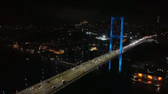 İstanbul Boğazı’ndaki köprüler Türk Dünyası Günü’ne özel turkuaz renge büründü