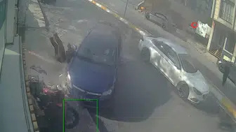 Esenyurt'ta Kuyumcuya Çarpan Otomobilin Kaza Anı Kamerada