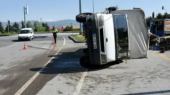 Erzurum’da yola dökülen mandalinaları vatandaşlar topladı
