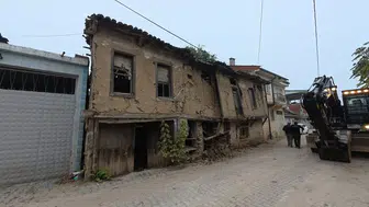 Yenişehir'in Kırsalında Metruk Binalar Yıkılıyor