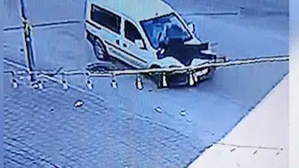 Adana'da Akılalmaz Hırsızlık: Yola Yatarak Durdurduğu Aracı Çaldı