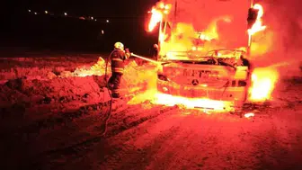 Hatay'da seyir halindeki yolcu otobüsü alevlere teslim oldu : Sürücü yara almadan kurtuldu !
