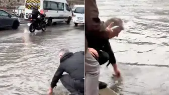 İstanbul'da Şiddetli Sağanak: Tıkanan Gideri Kendi Çabasıyla Açtı