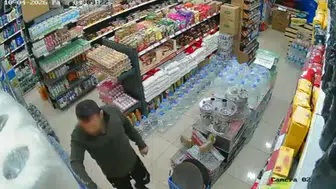 Aksaray'da markette ilginç hırsızlık : Uyuyan marketçinin önünden ürünleri taşıdı !