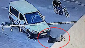 Kaputuna Çıktığı Sürücüyü İtip Otomobili Gasp Etti