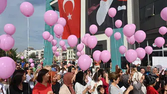 Antalya'da meme kanseri farkındalığı için pembe balonlar uçuruldu