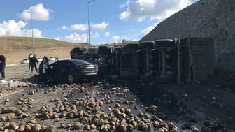 Ağrı'da pancar yüklü tır ile otomobil çarpıştı: 4 ölü, 1 yaralı