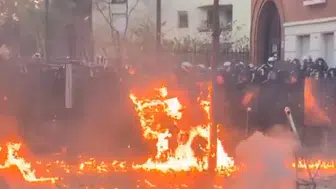 Fransa'da Öfkeli Göstericiler Polise Molotofkokteyliyle Saldırdı