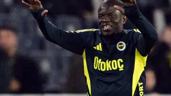 N'Golo Kante, Fenerbahçe taraftarına maç öncesi ilk üçlüsünü çektirdi