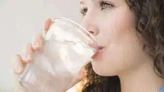 Gece Uyanıp Su İçenler Dikkat: Bu Alışkanlık Sağlığınızı Tehdit Ediyor Olabilir Mi?