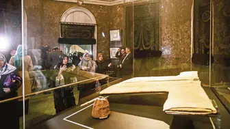 Hırka-i Şerif Ziyarete Açıldı: Peygamber Efendimizin Kutsal Emaneti Neleri Barındırıyor?