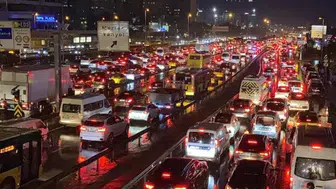 İstanbul'da haftanın ilk mesai gününde trafik yoğunluğu yüzde 89 oldu
