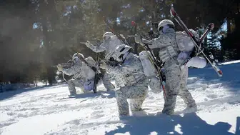 Komandolar Kars'ta Kar Üstünde Eğitim Faaliyetlerini Sürdürüyor