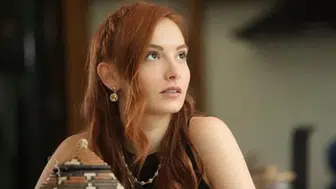 Çirkin dizisinde Lale karakterini canlandıran Başak Gümülcinelioğlu kimdir ve kaç yaşındadır?