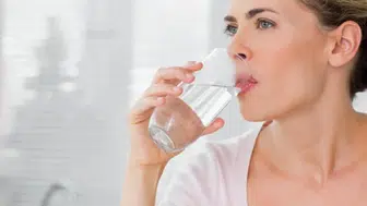 Sosyal Medyada Popülerleşen Sabahları Sıcak Su İçmenin Faydaları Neler?