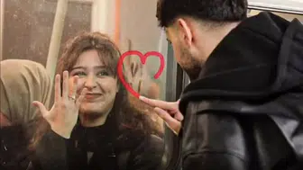 Metroda 'Nişanlıyım' Dediği İçin Gündem Olan Genç Kadın Kimdir?