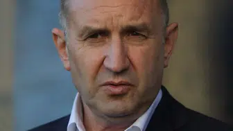 Bulgaristan seçimlerini kazanan Rumen Radev kimdir ve ülkenin dış politikasında ne gibi değişiklikler olacak?