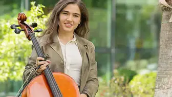 Adasu Akın Kimdir ve Müzik Dünyasında Neden Bu Kadar Konuşuluyor?