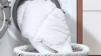 Çamaşır makinesine sığmayan yorganları yıkamanın en pratik yolu