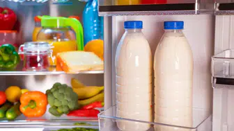 Sütü buzdolabında nereye yerleştirmek gerekir? Kapıda saklamak ne kadar doğru?