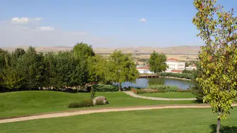 Sadece 16 kişinin yaşadığı bu köy turist akınına uğruyor