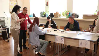 Bulgaristan Seçimlerinde Radev'in Partisi Açık Ara Önde Gözüküyor